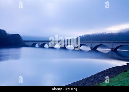 Ashopton Viadukt über Ladybower Vorratsbehälter im Peak District an einem nebligen Morgen. Stockfoto