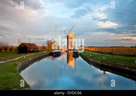 Horsey Mühle auf einem stürmischen Frühlingsabend auf den Norfolk Broads. Stockfoto