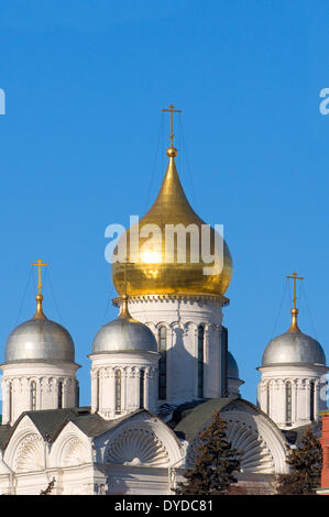 Ein Blick auf die Erzengel-Michael-Kathedrale im Kreml in Moskau. Stockfoto