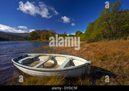 Ein Boot am Ufer des Loch Achray. Stockfoto