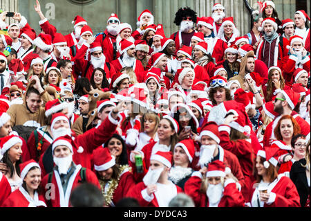 Hunderte von Weihnachtsmänner sammeln auf den Stufen des St Pauls Cathedral, der jährlichen Santacon zu feiern. Stockfoto