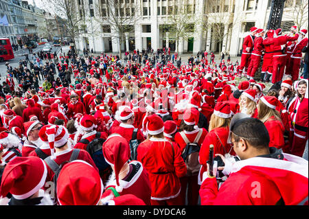 Eine Masse Versammlung von Santas treffen auf den Stufen des St Pauls Cathedral, der jährlichen Santacon zu feiern. Stockfoto