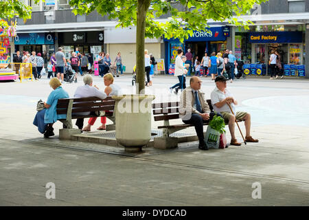 Menschen in Basildon Stadtzentrum entfernt. Stockfoto