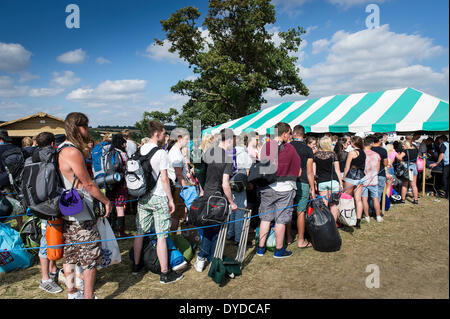 Junge Menschen darauf warten, geben das Brownstock-Festival in Essex. Stockfoto