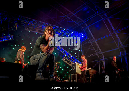 Die Pigeon Detectives spielen auf dem Brownstock Festival in Essex. Stockfoto