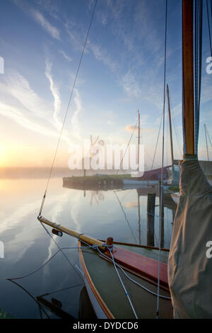 Thurne Mill bei Sonnenaufgang an einem nebligen Morgen auf den Norfolk Broads. Stockfoto