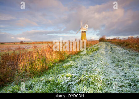 St Benets Entwässerung Mühle an einem frostigen Morgen auf den Norfolk Broads. Stockfoto