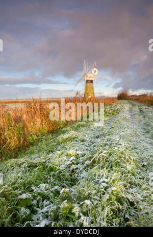 St Benets Entwässerung Mühle an einem frostigen Morgen auf den Norfolk Broads. Stockfoto