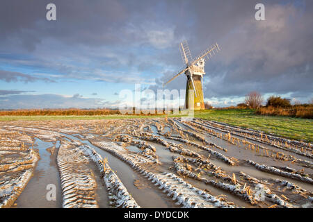 St Benets Entwässerung Mühle an einem frostigen Morgen auf den Norfolk Broads. Stockfoto