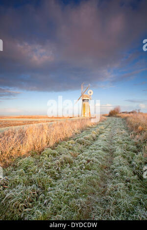 St Benets Entwässerung Mühle an einem frostigen Morgen auf den Norfolk Broads. Stockfoto