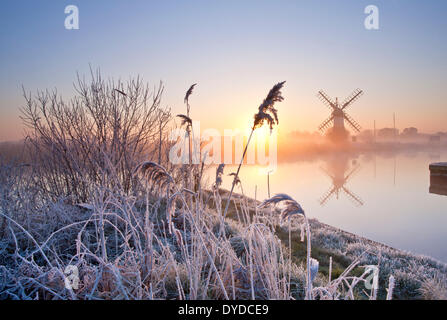 Thurne Entwässerung Mühle bei Sonnenaufgang eine Übernachtung Winter Rauhreif im Anschluss an die Norfolk Broads. Stockfoto