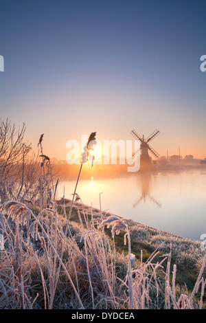 Thurne Entwässerung Mühle bei Sonnenaufgang eine Übernachtung Winter Rauhreif im Anschluss an die Norfolk Broads. Stockfoto