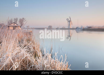 Thurne Mill spiegelt sich in den Fluß Thurne nach einer Übernachtung Winterfrost. Stockfoto