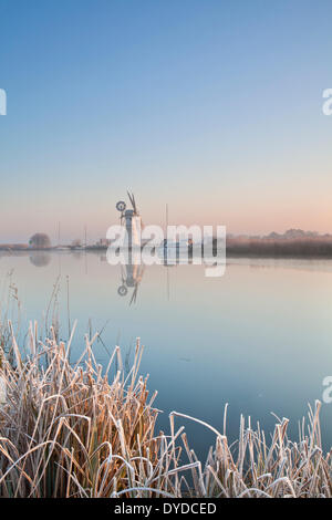 Thurne Mill spiegelt sich in den Fluß Thurne nach einer Übernachtung Winterfrost. Stockfoto