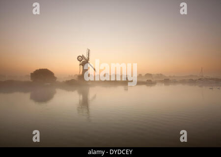 Thurne Entwässerung Mühle an einem nebligen Morgen auf den Norfolk Broads. Stockfoto