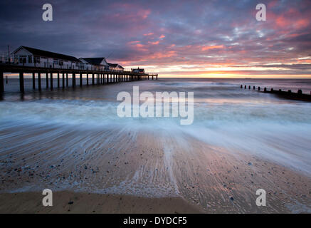 Southwold Pier bei Sonnenaufgang in Suffolk. Stockfoto