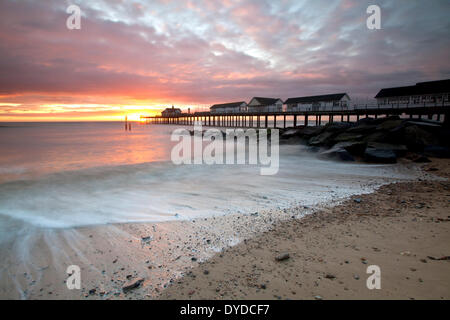 Southwold Pier bei Sonnenaufgang in Suffolk. Stockfoto