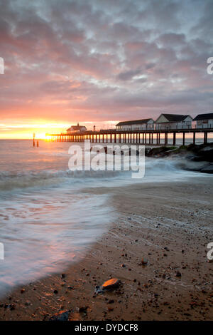 Southwold Pier bei Sonnenaufgang in Suffolk. Stockfoto