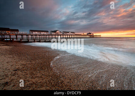 Southwold Pier bei Sonnenaufgang in Suffolk. Stockfoto