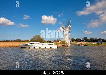 Thurne Windmühle am Fluß Thurne an einem Frühling Nachmittag. Stockfoto