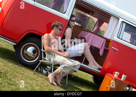 Ein junges Paar, camping in einem VW Campervan auf die rührende über Mundesley an der Küste von Norfolk. Stockfoto