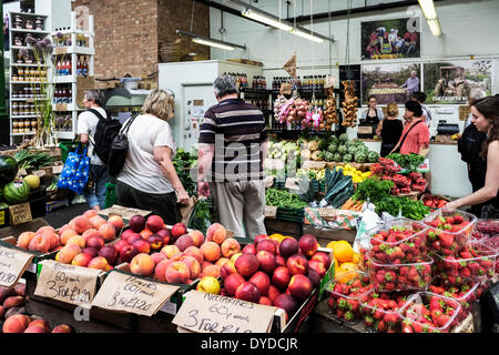 Eine Vielzahl von Obst zum Verkauf an Borough Market. Stockfoto