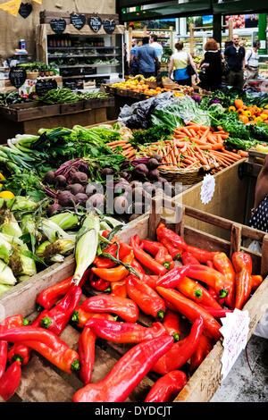 Ausgewähltes Gemüse zum Verkauf an Borough Market in London. Stockfoto