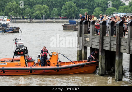 Mitglieder der öffentlichen Uhr die Mannschaft der RNLI-Boot Hurley stämmigen suchen die Themse für den Körper. Stockfoto