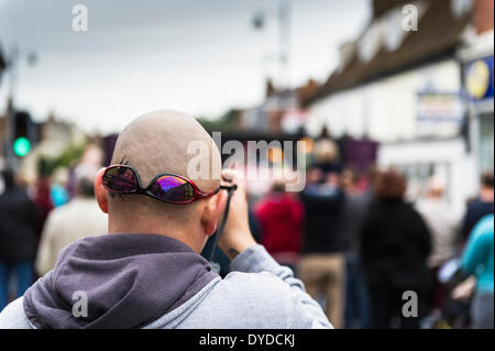 Ein glatzköpfiger Mann trägt seine Sonnenbrille auf der Rückseite seines Kopfes. Stockfoto