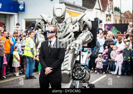 Titan der Roboter Auftritt beim Witham International Puppet Festival. Stockfoto