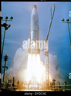 Dieses Bild zeigt den Start einer Atlas ICBM, einer interkontinentalen ballistischen Rakete, die von den USA im Rahmen des Rüstungsrennens im Kalten Krieg entwickelt wurde. Die Atlas-Rakete spielte während des Kalten Krieges eine Schlüsselrolle in den Verteidigungsstrategien der USA. Stockfoto