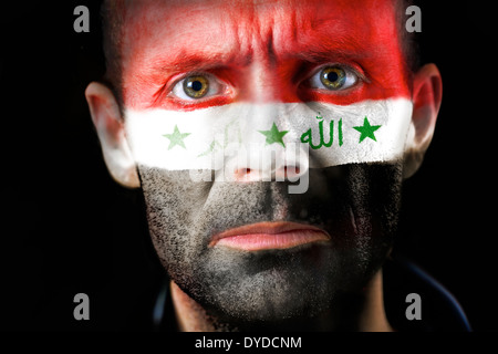 Ein intensiver Blick von einem Mann mit ihrem Gesicht gemalt mit der Flagge des Irak. Stockfoto