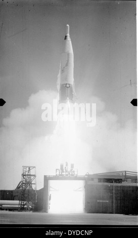 Der Start der Atlas ICBM (Intercontinental ballistic Missile) ist ein wichtiger Moment der militärischen Fortschritte aus der Zeit des Kalten Krieges. Die Atlas-Rakete war eine der ersten ICBM der USA und spielte in den 1950er und 1960er Jahren eine wichtige Rolle in der nuklearen Abschreckungsstrategie der USA Stockfoto