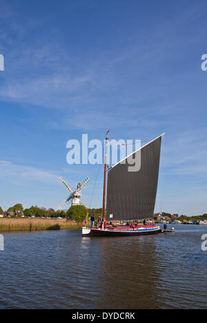 Die Wherry Albion Segeln auf dem Fluß Thurne in den Norfolk Broads. Stockfoto