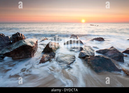 Happisburgh Strand und die verfallenen Küstenschutzes an der ersten Ampel an der Küste von Norfolk. Stockfoto
