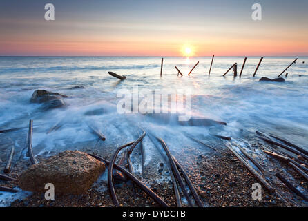 Happisburgh Strand und die verfallenen Küstenschutzes an der ersten Ampel an der Küste von Norfolk. Stockfoto