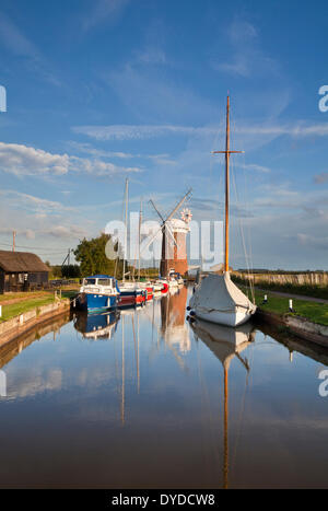 Horsey Entwässerung Mühle und Boote an einem Sommerabend auf der Norfolk Broads. Stockfoto