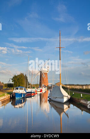 Horsey Entwässerung Mühle und Boote an einem Sommerabend auf der Norfolk Broads. Stockfoto