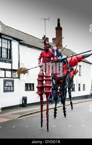 Die XL-Insekten beim Witham International Puppet Festival. Stockfoto