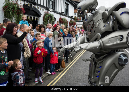 Titan der Roboter unterhalten das Publikum bei der Witham internationale Puppenspielerfestival. Stockfoto