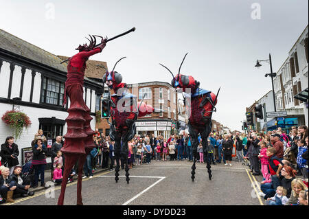 Die XL-Insekten beim Witham International Puppet Festival. Stockfoto