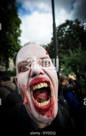Ein Teilnehmer in der jährlichen Zombie Invasion of London Geld für wohltätige Zwecke St Mungo obdachlos. Stockfoto