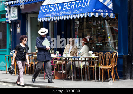 Tische im freien Maison Bertaux ist die älteste Konditorei in London. Stockfoto