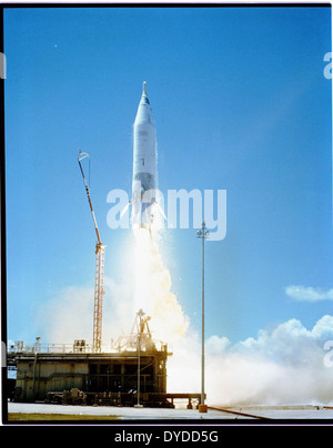 Die Atlas ICBM (Intercontinental Ballistic Missile) war ein wichtiger Bestandteil der US-amerikanischen Verteidigungsstrategie während des Kalten Krieges. Sein erfolgreicher Start markierte bedeutende Fortschritte in der Raketentechnologie und militärischen Fähigkeiten für globale Verteidigungsstrategien. Stockfoto
