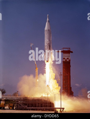 Die Atlas ICBM (Intercontinental ballistic Missile) war ein wichtiger Bestandteil der US-amerikanischen nuklearen Abschreckung während des Kalten Krieges. Die Rakete war in der Lage, nukleare Nutzlasten über große Entfernungen zu transportieren und wurde von Bodensilos aus gestartet. Stockfoto