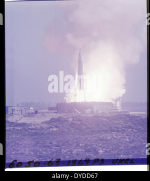 Dieses Bild zeigt den Start einer Atlas ICBM (Intercontinental ballistic Missile), ein entscheidender Moment in der Entwicklung der US-Raketentechnologie. Das Atlas-Raketensystem war eines der ersten einsatzbereiten ICBM, das für die Abschreckungsstrategien des Kalten Krieges von zentraler Bedeutung war. Stockfoto