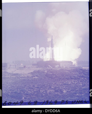 Die Atlas ICBM (Intercontinental Ballistic Missile) war ein wichtiger Bestandteil der nuklearen Abschreckungsstrategie der USA im Kalten Krieg. Das Trägersystem wurde entwickelt, um nukleare Nutzlasten über große Entfernungen zu transportieren. Dieses Bild zeigt den Moment eines Atlas ICBM-Starts. Stockfoto