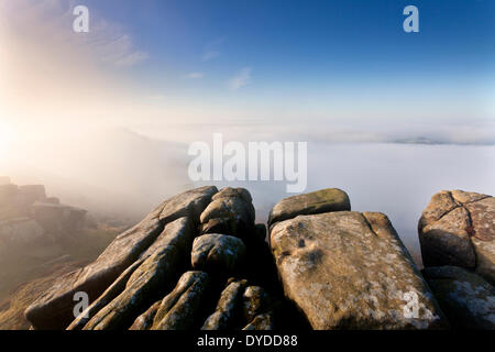 Ein nebliger herbstlichen Morgen am Curbar Rand mit Blick auf Baslow Rand. Stockfoto