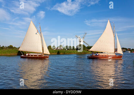 Holzboote fahren entlang dem Fluß Thurne. Stockfoto