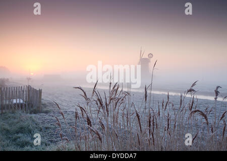 Horsey Drainage-Mühle bei Sonnenaufgang an einem Wintermorgen. Stockfoto